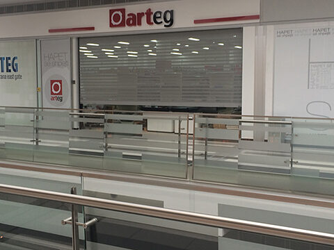 Qepen i mbyllur pas parmakut prej xhami në katin e sipërm